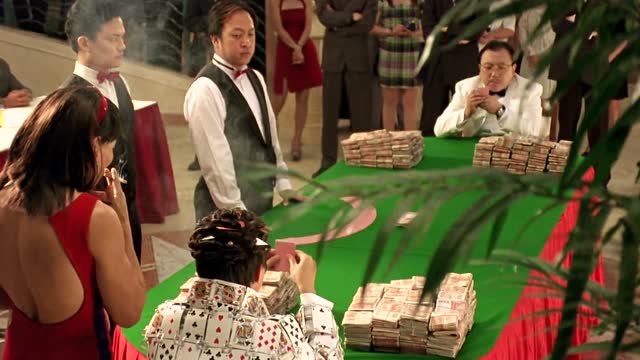 《千王之王2000》王晶赌台上钱左右两堆,估计五亿,看着真是心花怒放