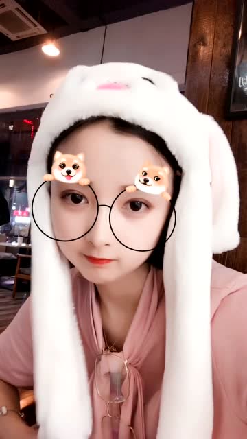 网管朵儿太无聊只能玩自己的帽子 没信念没热情 一无所有