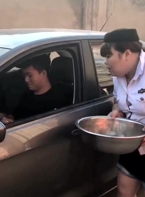 一姑娘假装聋哑人要钱