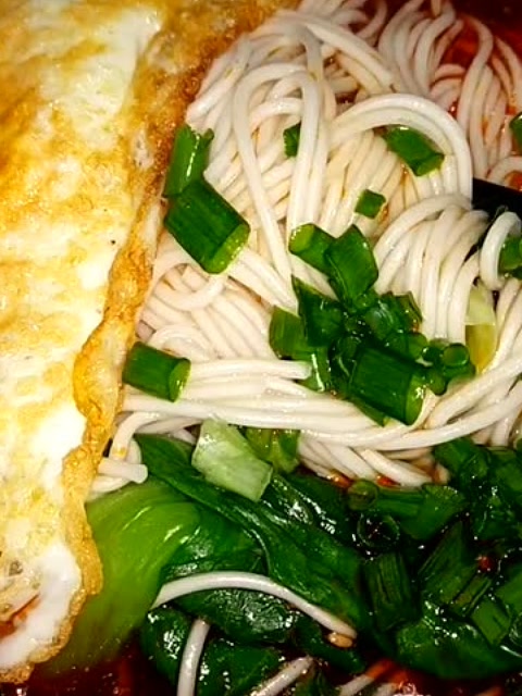 晚风美食,热气腾腾的美味挂面做法,宵夜来一碗吧