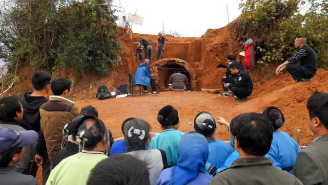 考古专家挖出巨大古墓,引来众人围观,警车开道紧急运输中!