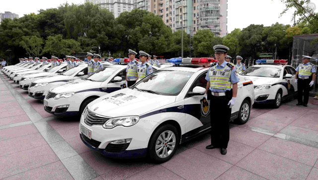 交警:110嗎?這裡有人碰瓷警車!