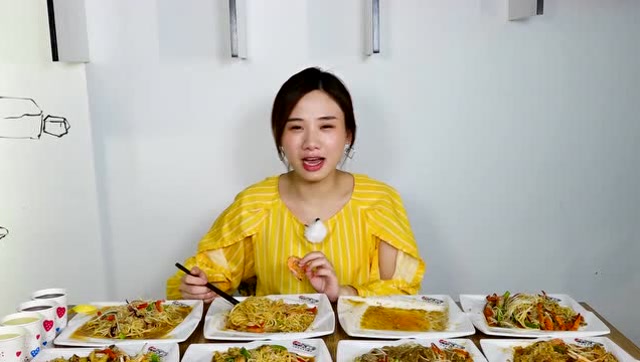 大胃王密子君吃海鲜焖面 吃的好满足 肚子都鼓起来了