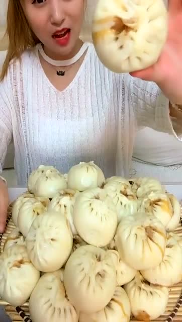 吃播,美女不愧是吃货啊,牛肉馅大包子吃的嘎嘎香,简直了