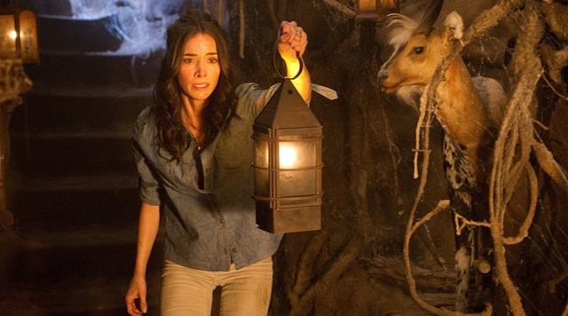 恐怖片:一家人贪便宜,租了个大房子,谁知里面竟然是个太平间!