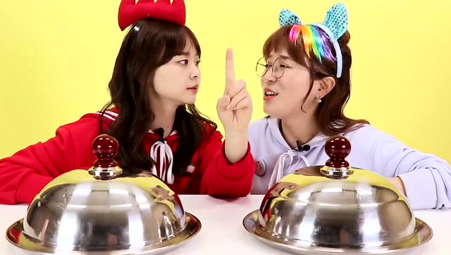 《小伶玩具》小伶挑战,到底是拐杖硬糖还是真的食物?