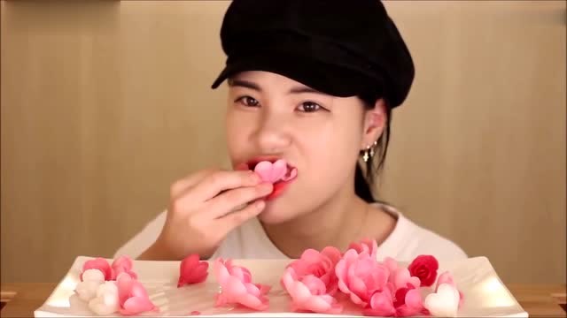 韩国大胃王donkey的妹妹吃粉色花花 少女心爆棚!
