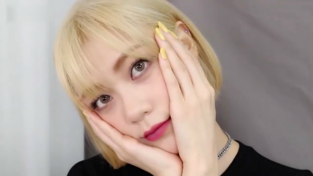 短发少女叛逆妆容,樱桃小嘴很可爱哦,短发的小仙女快来吧!