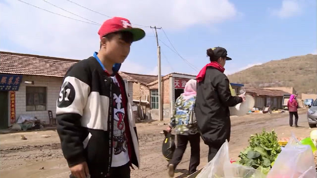 变形计 杨奥不让妈妈买菜 省钱为大 互动太好笑啦