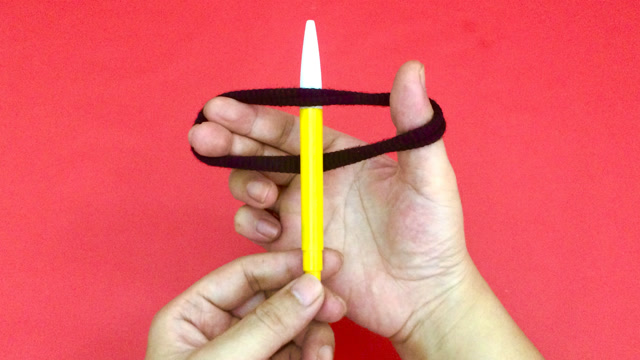 笔上这样套根橡皮筋,简直太厉害了,家里有小孩的朋友都在用