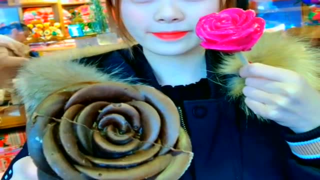 美女吃火龙果,是一朵玫瑰花形状的,很漂亮