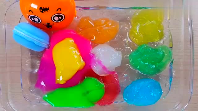 玩史莱姆混泥,颜色都很棒,捏起来很舒爽,很过瘾!