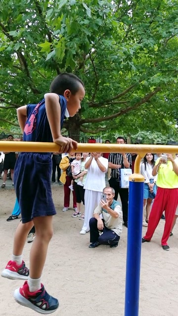 7岁少年爬双杠连做臂屈伸未来街健大神冉冉升起