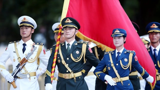 解放军三军仪仗队加入女兵方队,各个英姿飒爽,净身高1.7米以上