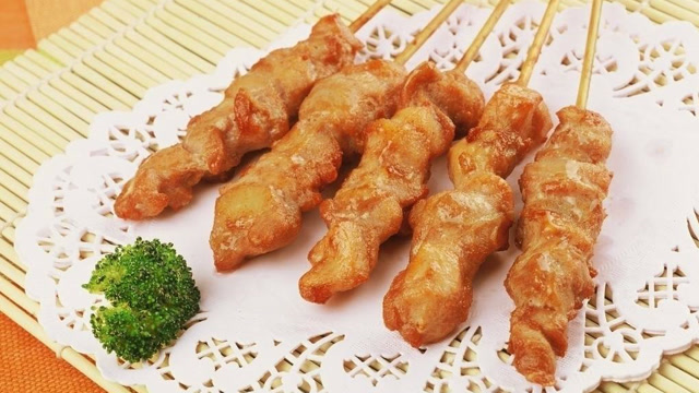 路边这样的炸肉串,到底是什么做的?真相许多人不相信!