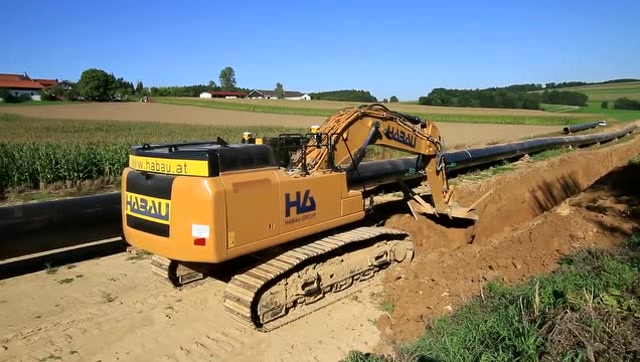 管道施工,加载v型铲斗的卡特352f挖掘机