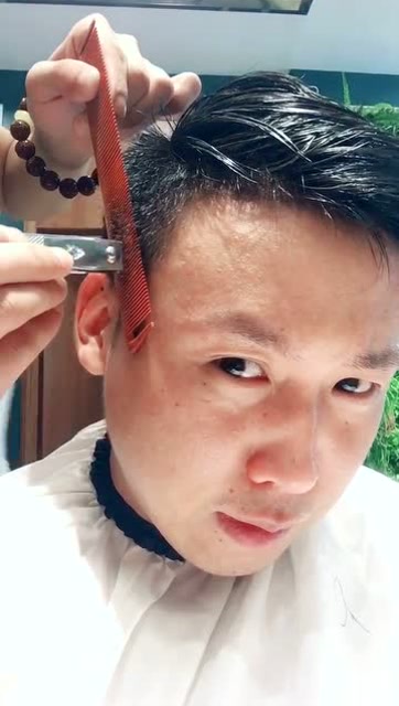 最近这位理发小哥火了,你这技术学了多久才会啊?