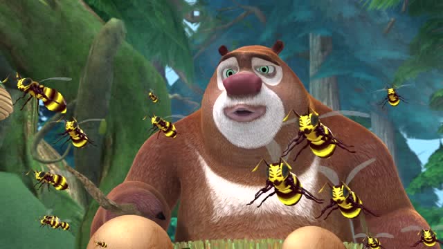 熊出没:熊二不慎将蜜蜂击倒,蜜蜂群开始攻击蜜蜂群