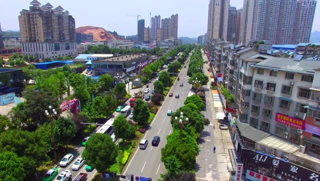 航拍贵州凯里市,街道整洁,交通秩序好,一个很文明的城市