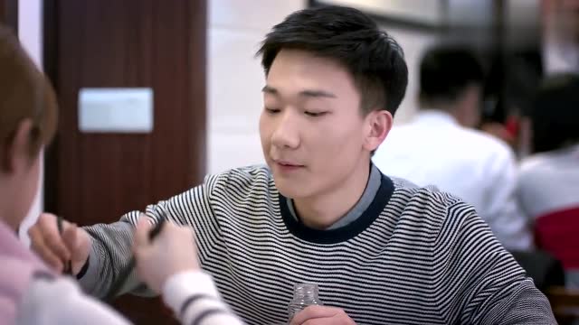 小蚯蚓和应勤吃饭能看出小蚯蚓是一个朴实的妹子