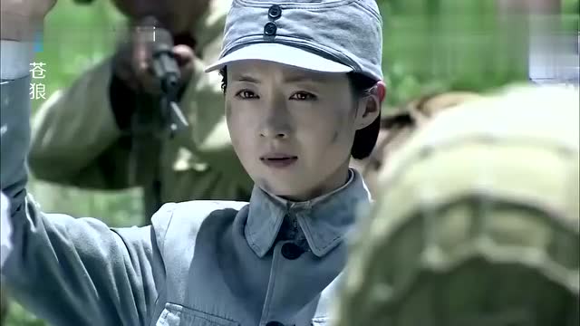 女兵向鬼子投降,鬼子没想到,女兵解开外套,腰上绑的全是炸弹
