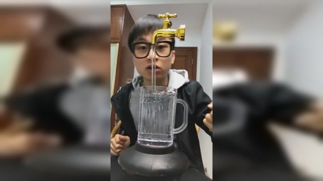 魔术教学水龙头悬空 如此神奇的魔术 谁能破解出来