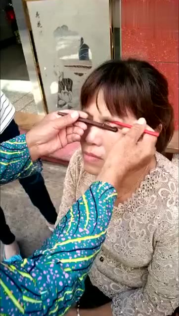 长这么大第一次知道眼睛里还有虫子老人捉眼虫你见过吗