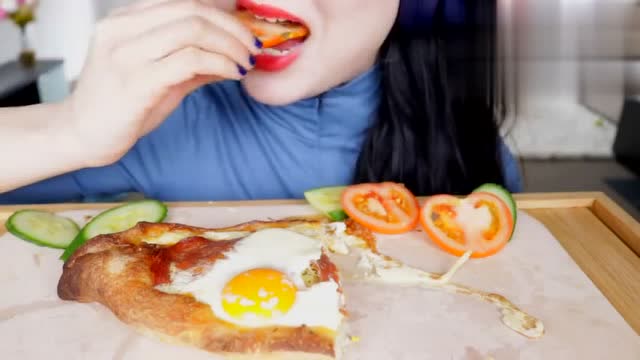 荔枝姐的土耳其烤披萨饼饮食秀,跟个大鞋垫子似的