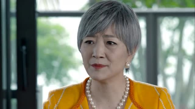 第二次人生:张扬把林母当婚托跟男人出行的相片递给邓奶奶观看