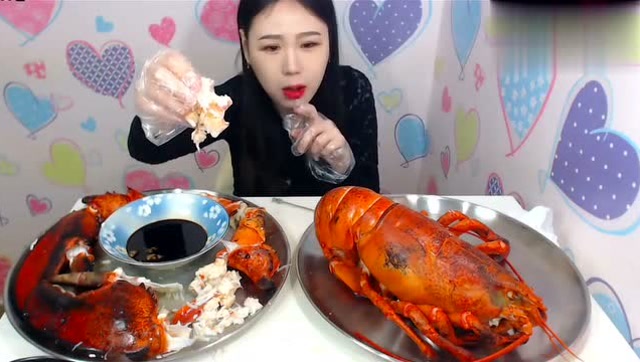 韩国大胃王费朗西斯卡狂吃超大只大龙虾,大口大口的狂吃啊