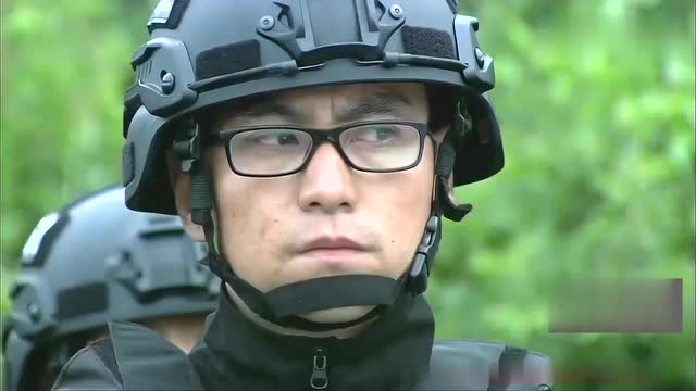 龙头罚沈鸿飞一人扛着湿木头蹲起,他竟然坚持住了,真了不起