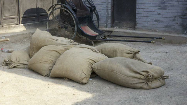 为何打仗时前面放上几个沙袋,就能救下一条命?背后原因不简单