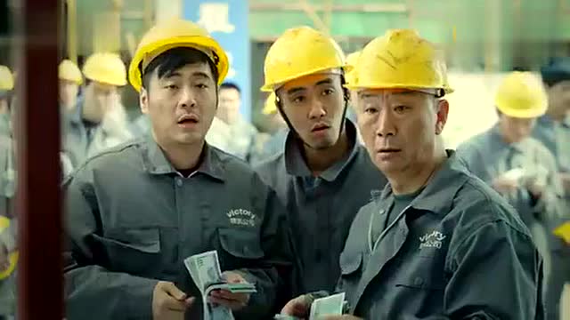 工地上发工资,老板直接给他三个月工资,其他工友看不下去了!