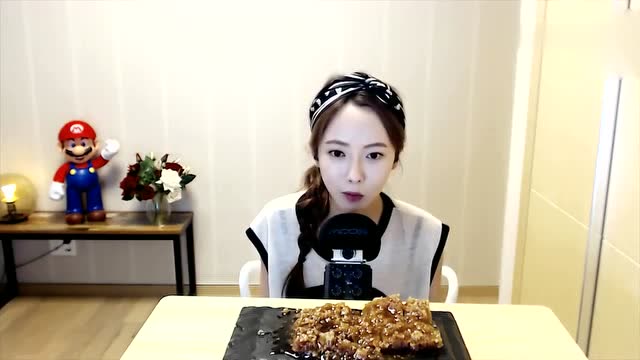 韩国智妍妹子吃蜂蜜,女孩就喜欢吃甜甜的东西