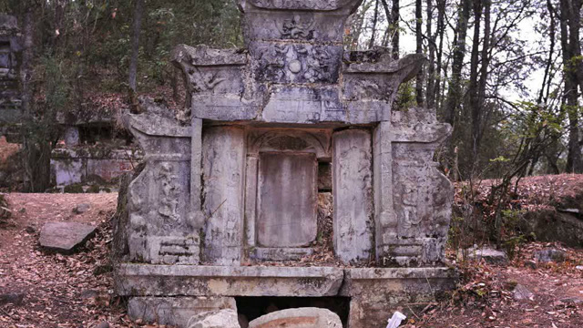 南京发现王安石父亲墓,考古队挖到一半时,王安石后人拿家谱赶到