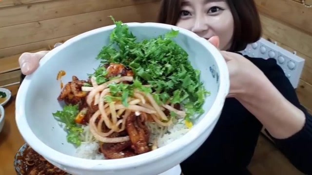 韩国美女吃凉拌菜,看起来真不错,吃得贼香