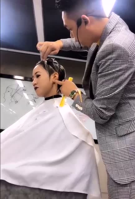 理发师的剪发技术绝对是超一流的,看小姐姐的发型多酷!