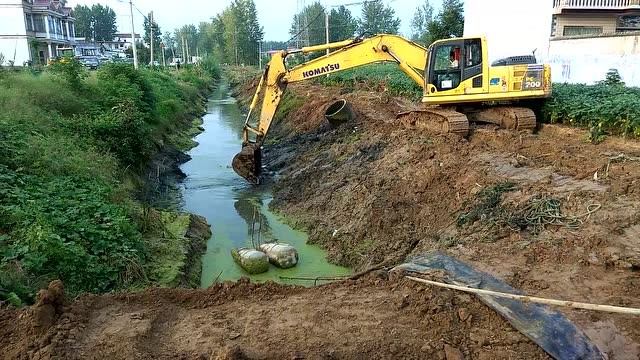 农村河道防洪清淤, 浑水里摸数十斤大鱼, 挖掘机连水带泥一起挖
