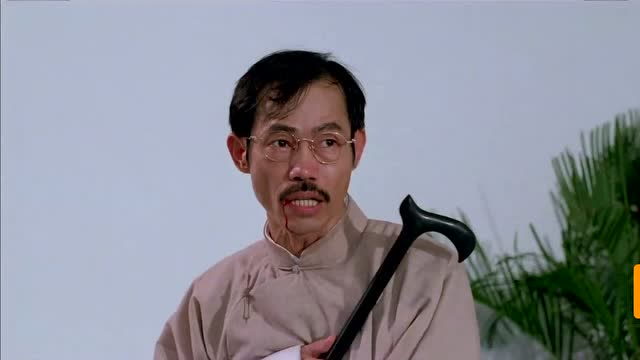 包租公元华抽烟的姿势很帅,但是被女人群殴的也挺惨