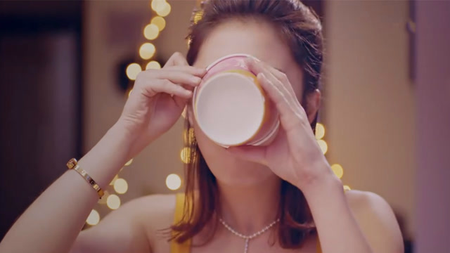 女孩吃泡面上瘾,一天不吃浑身难受,最后被抓住监狱