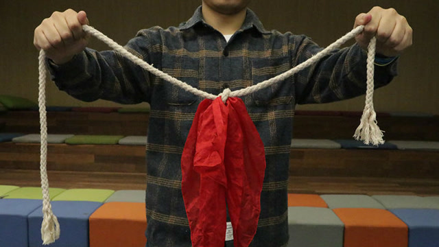 绳上出花魔术教学,一根空绳子,凭空变出大红花?