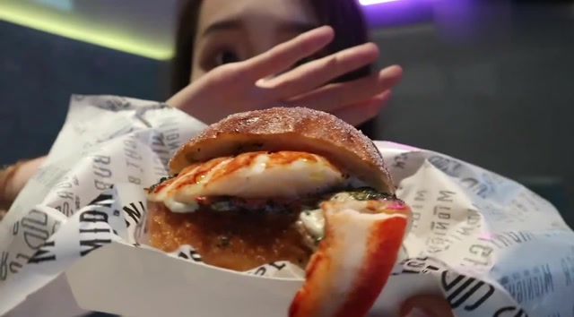 吃播哎呦阿尤,这次吃龙虾甜甜圈,吃法太抽象了我都想试一下!