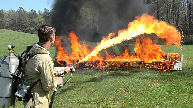 电影中火焰喷射器现实中威力有多大牛人亲自测试结果让人震撼