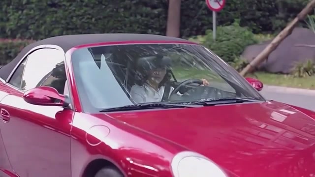 安迪在开车的路上发现莹莹和一个男生在一起