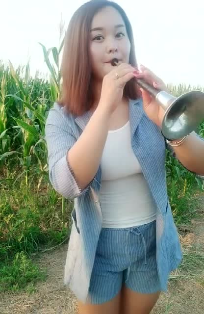 单亲妈妈吹唢呐这首曲子吹的太好听我一连听了很多遍