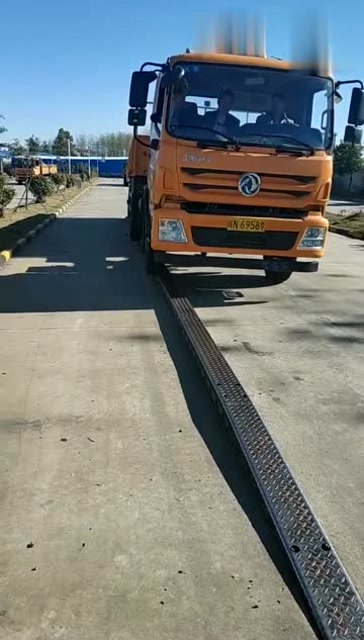 货车老司机挑战单边桥,这技术绝对没得说