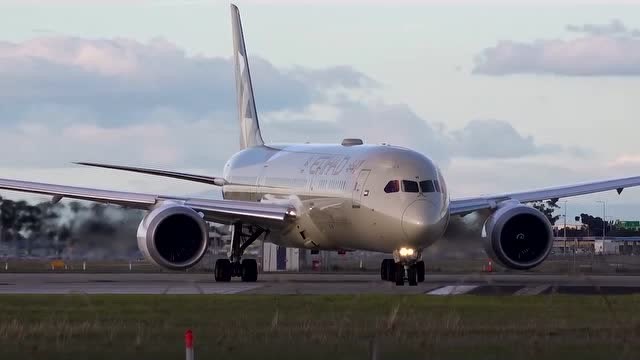 阿提哈德航空波音787梦想客机夕阳中起飞