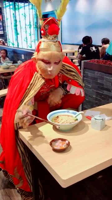 看孙悟空吃东西的样子还挺可爱的,不知道他吃的是什么呢