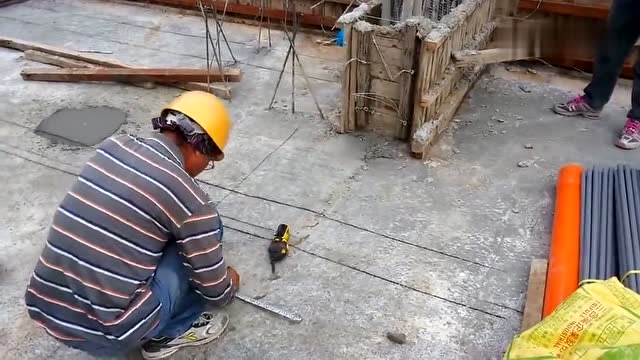 工地实拍,农民工单人双手弹墨线