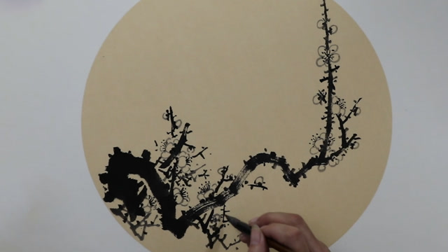 国画梅花视频教程,其实画花朵用笔越精简,越漂亮